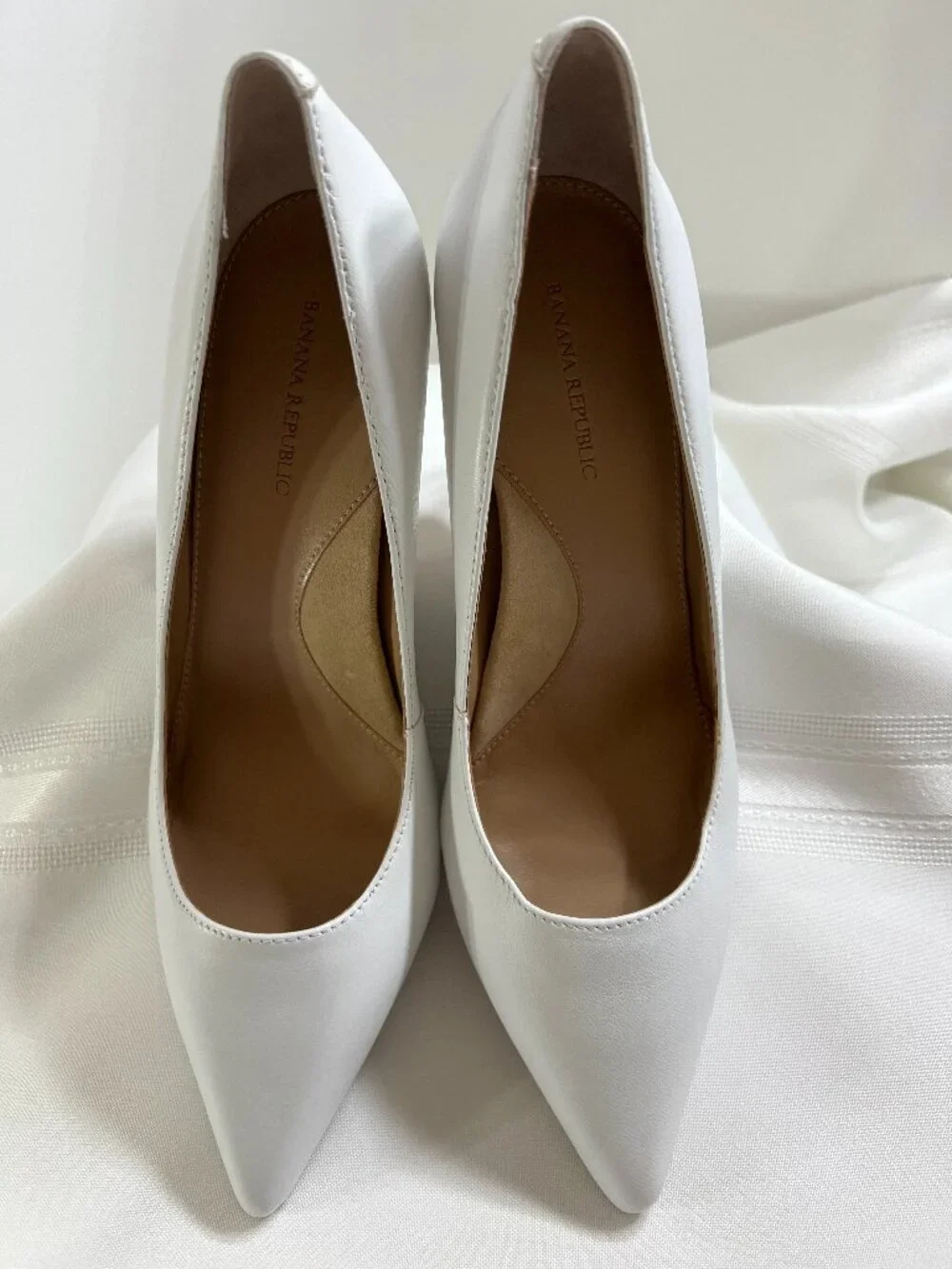 Banana Republic White Leather Pointed Toe Pumps 3.5" Stiletto Heels Size 7M - Picture 2 of 9